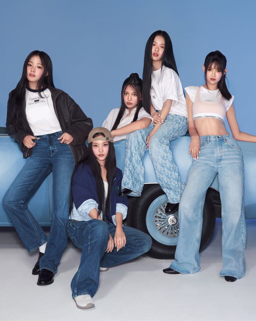 Nhóm nhạc Newjeans diện trang phục áo và quần jeans từ thương hiệu Calvin Klein. Ảnh: internet.