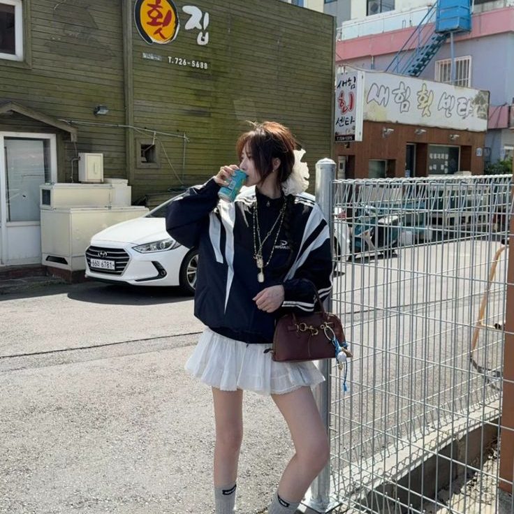 Cách phối outfit cùng áo khoác kiểu dáng thể thao. Ảnh: internet.