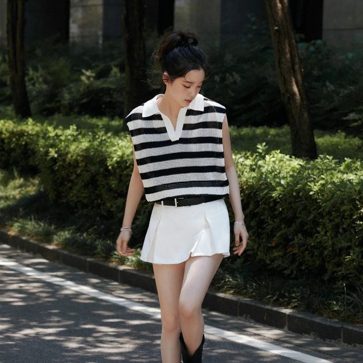 Dù là phong cách retro, sporty hay feminine, chỉ cần một chiếc áo kẻ sọc là bạn đã có ngay outfit chuẩn Hàn – vừa trẻ trung vừa có gu. Ảnh: internet.