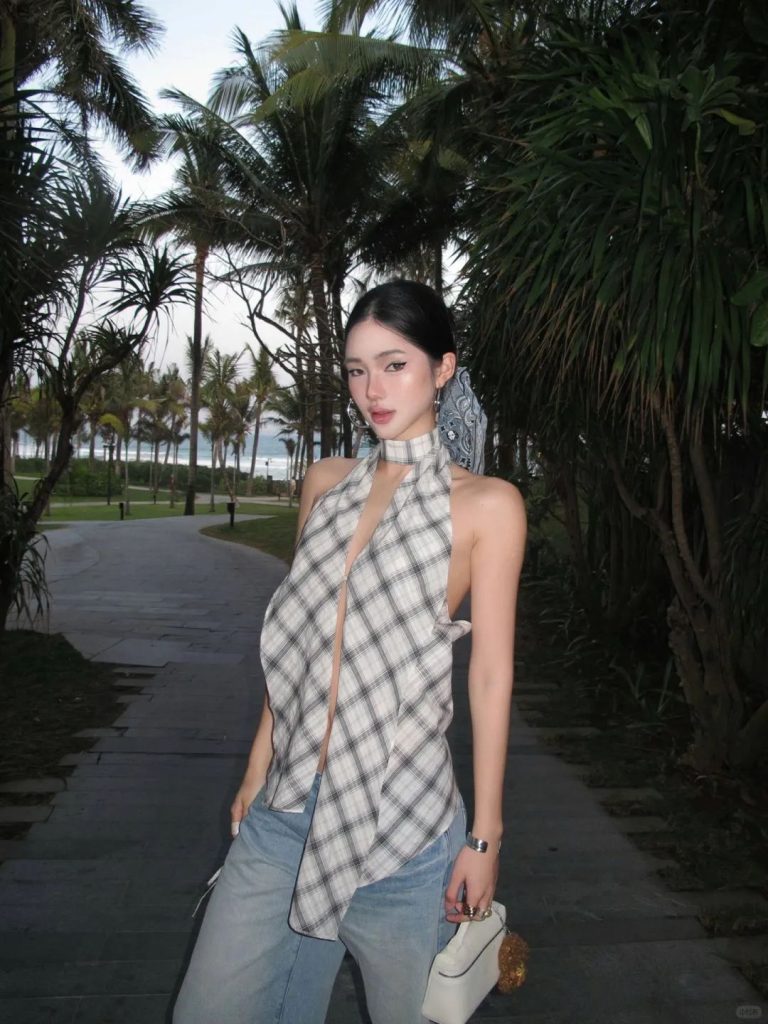 Áo kiểu luôn là item “chủ chốt” giúp phái đẹp dễ dàng làm mới bản thân qua từng outfit. Ảnh: internet.