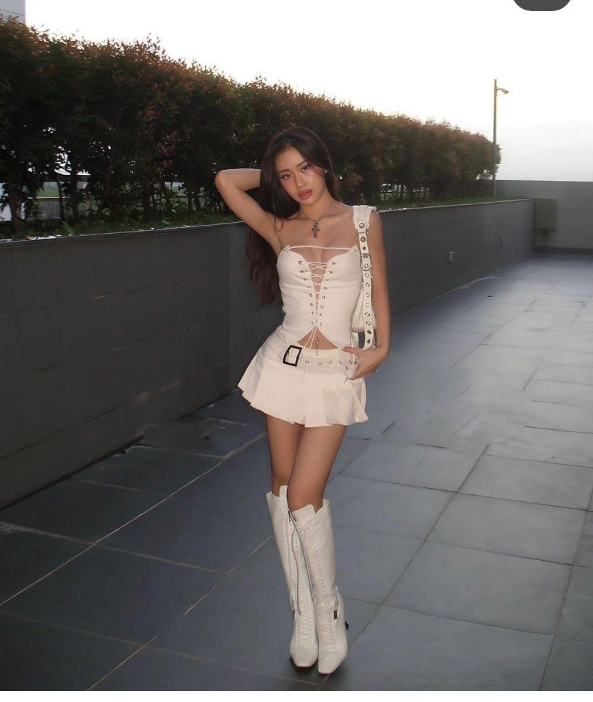 Set váy ngắn và boots trắng – lựa chọn hoàn hảo cho những ngày thu dịu dàng. Ảnh: internet.