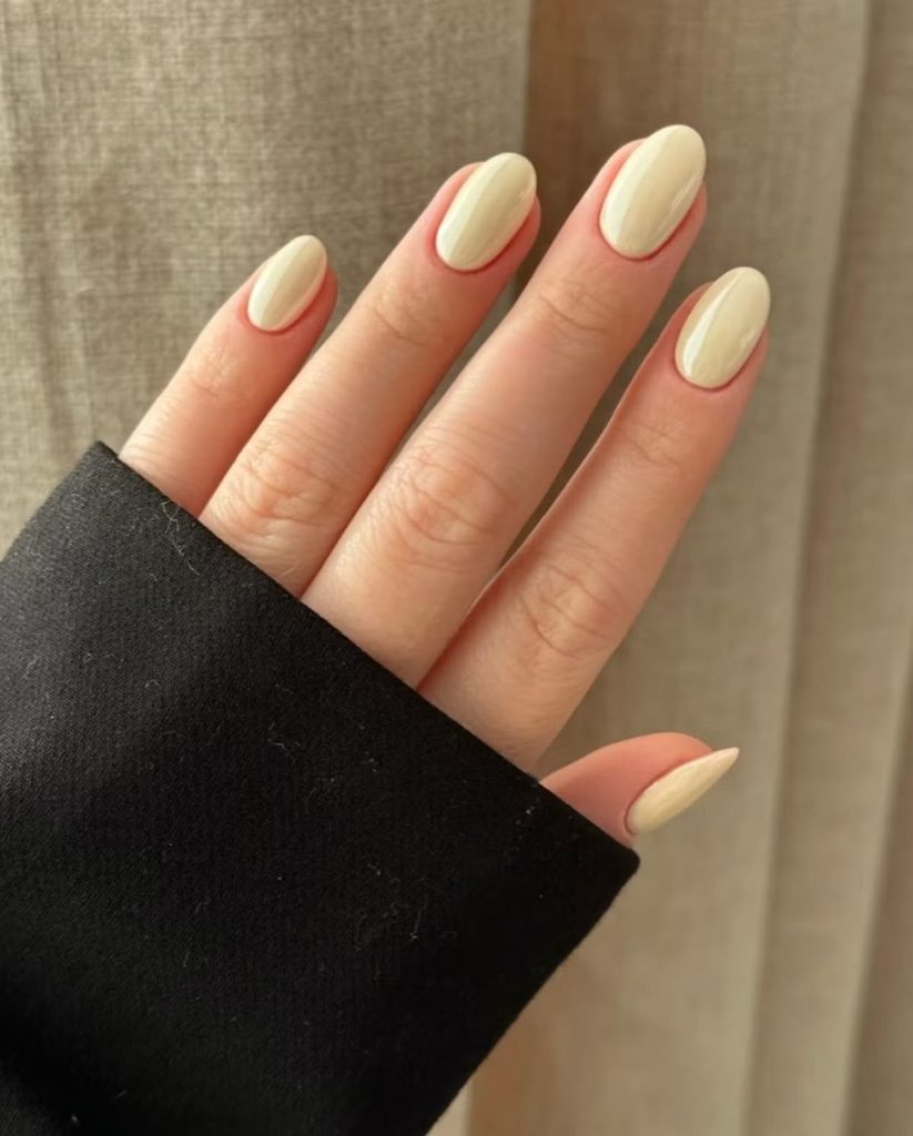 Tay gầy và khớp xương nổi hợp dáng oval nails. Ảnh: internet.