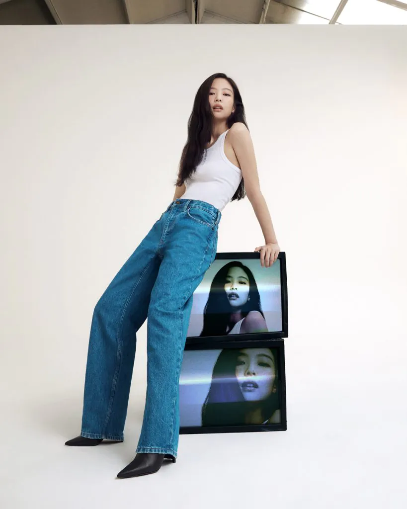 Jennie (BLACKPINK) diện quần jeans Calvin Klein. Ảnh: internet.