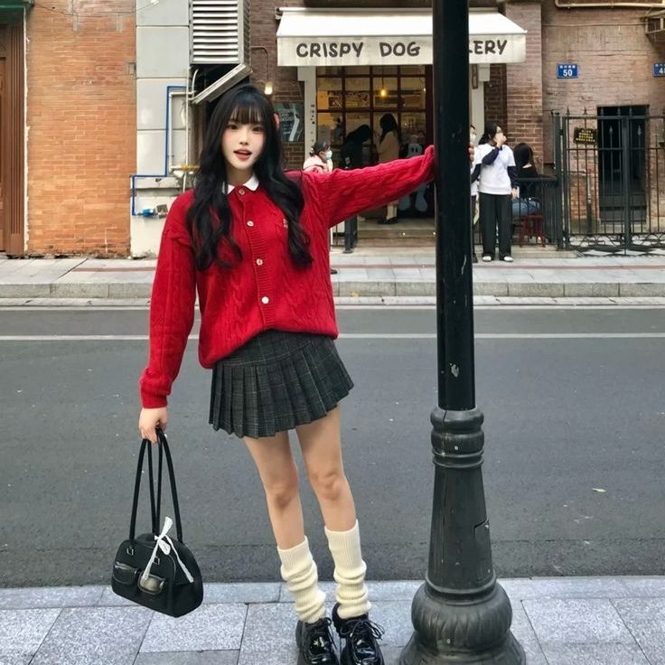 Áo len đỏ là item “must-have” cho mùa đông, đặc biệt là dịp Giáng Sinh. Ảnh: internet.