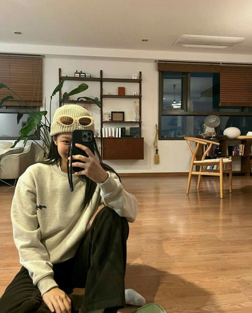 Outfit đời thường của Jennie trở nên dễ thương hơn hẳn nhờ điểm nhấn là chiếc nón len xinh xắn. Ảnh: internet.
