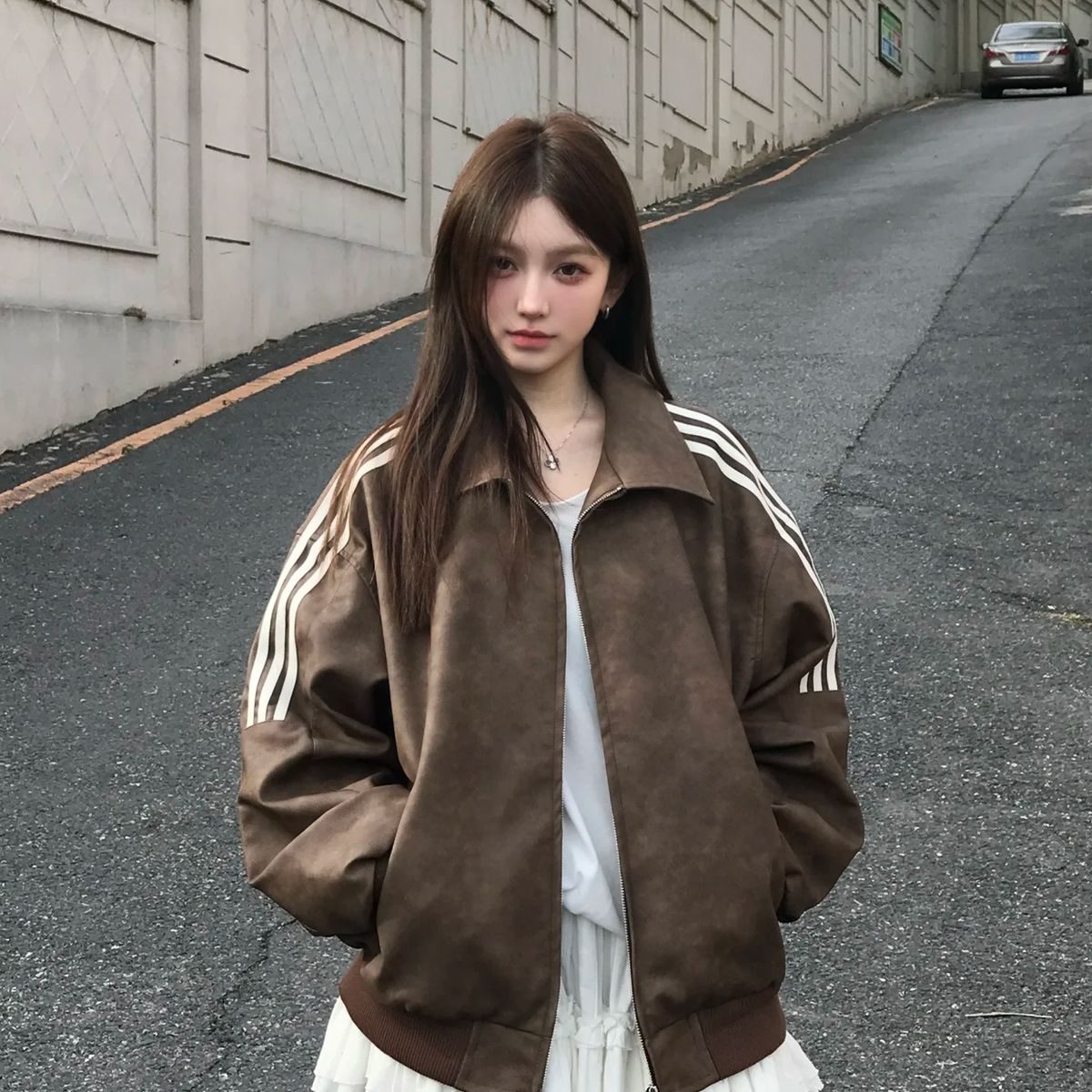 Cách phối outfit cùng áo khoác kiểu dáng thể thao. Ảnh: internet.
