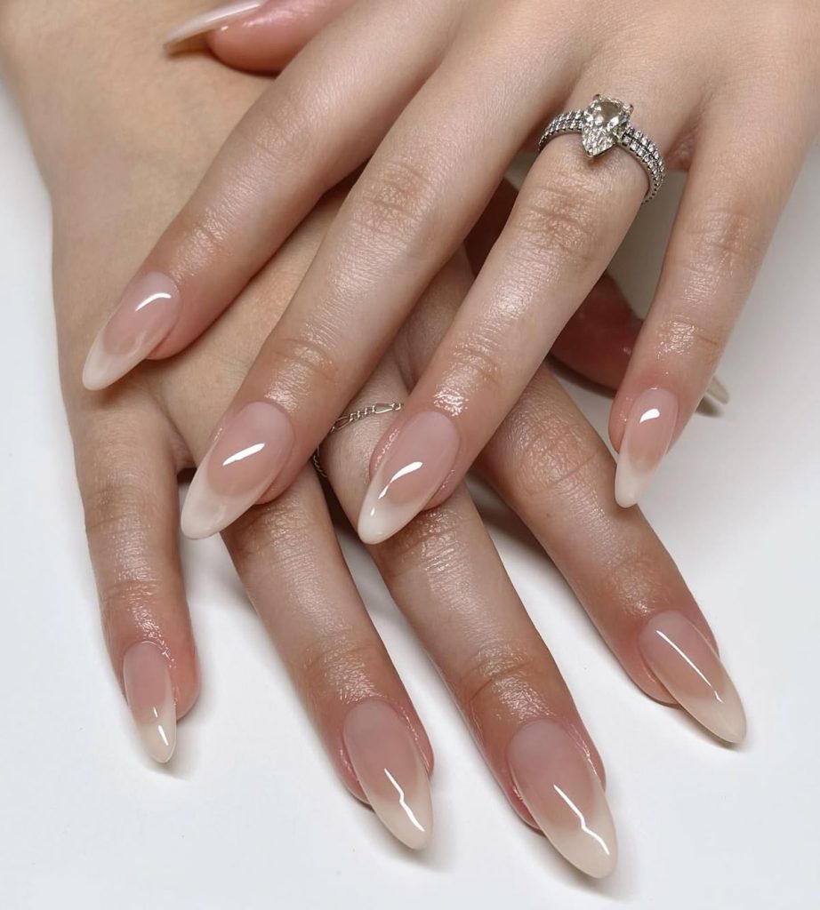 Tay nhỏ và ngón ngắn hợp dáng stiletto nails. Ảnh: internet.