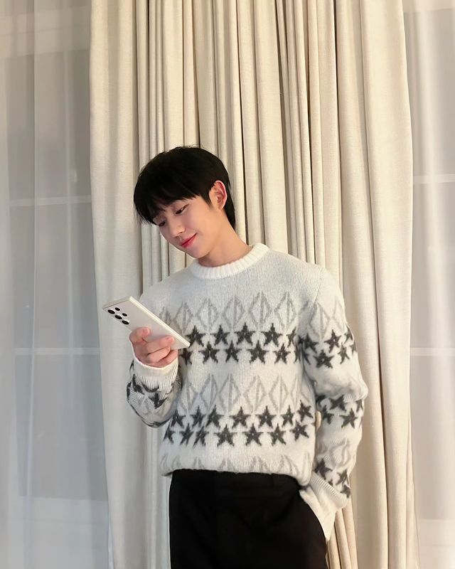 Diễn viên Jung Haein trong set đồ ấm áp mang hơi thở "chất liệu bạn trai". Ảnh: internet.
