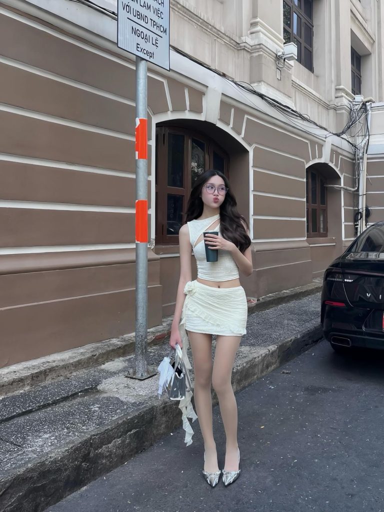 Chân váy ngắn mang lại nét tươi trẻ và năng lượng, dễ dàng thu hút mọi ánh nhìn. Ảnh: internet.