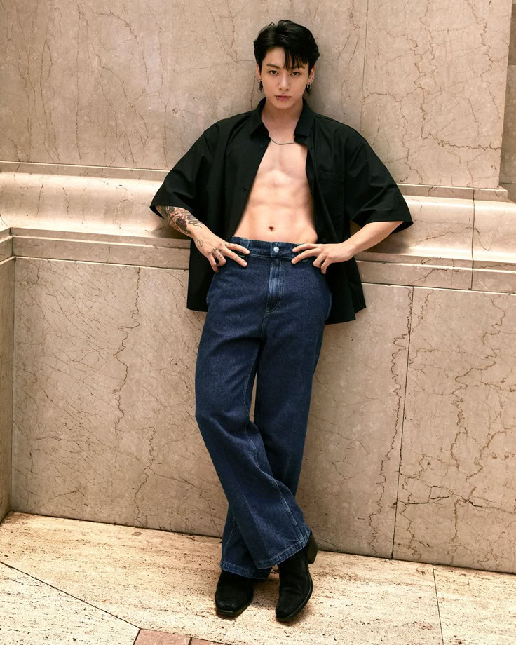 Jungkook (BTS) diện trang phục quần jeans từ thương hiệu Calvin Klein. Ảnh: internet.