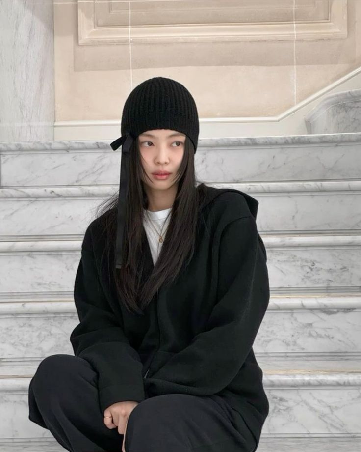 Từ streetstyle năng động đến style nhẹ nhàng, Jennie luôn khéo léo kết hợp nón len để hoàn thiện bộ đồ một cách tinh tế. Ảnh: internet.