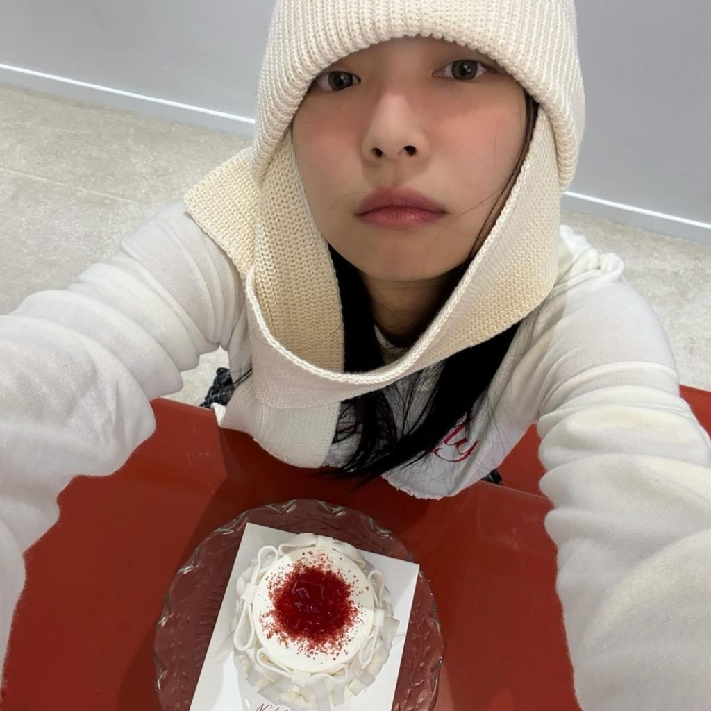 Jennie chứng minh chỉ cần một chiếc nón len đơn giản cũng đủ để phá cách và tôn lên thần thái cuốn hút. Ảnh: internet.