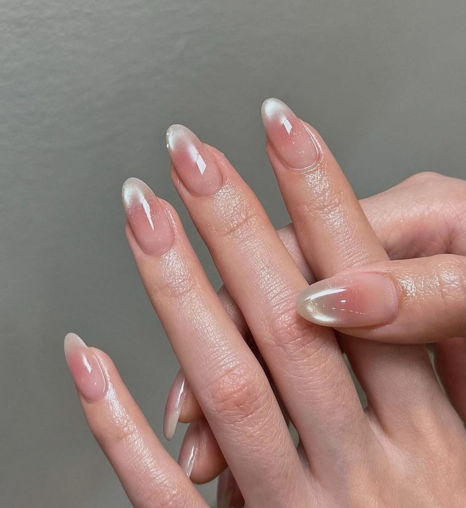 Tay nhỏ và ngón ngắn hợp dáng almond nails. Ảnh: internet.