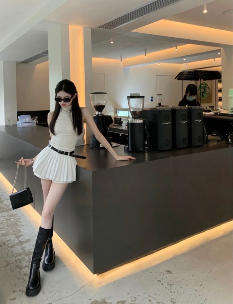 Học phối váy ngắn và giày boots chuẩn fashionista