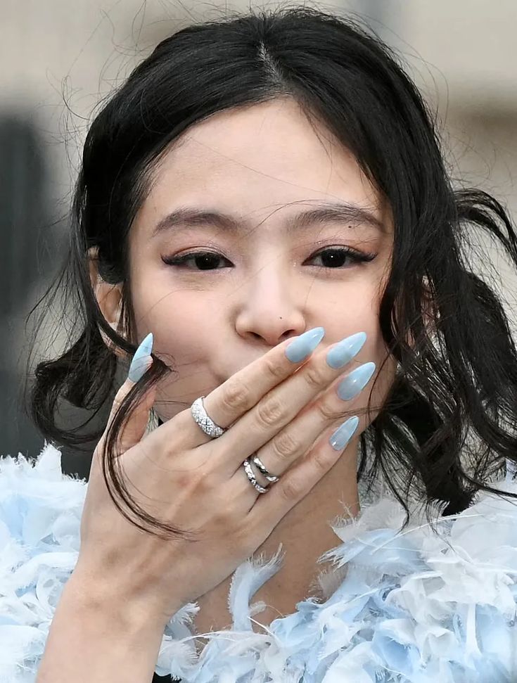 Jennie với kiểu móng tay phù hợp càng làm tôn lên vẻ đẹp của cô. Ảnh: ELLE.