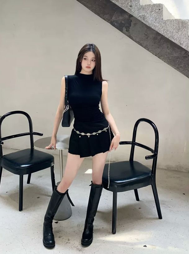 Set đầm ngắn và giày boots – vẻ đẹp mạnh mẽ, bí ẩn và quyến rũ đến khó cưỡng. Ảnh:internet.