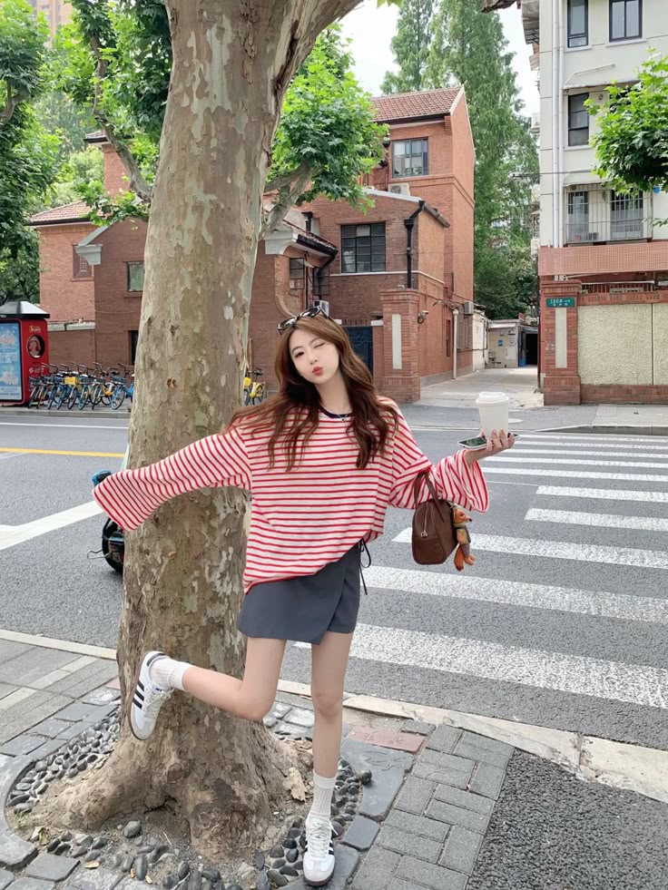Dù là phong cách retro, sporty hay feminine, chỉ cần một chiếc áo kẻ sọc là bạn đã có ngay outfit chuẩn Hàn – vừa trẻ trung vừa có gu. Ảnh: internet.