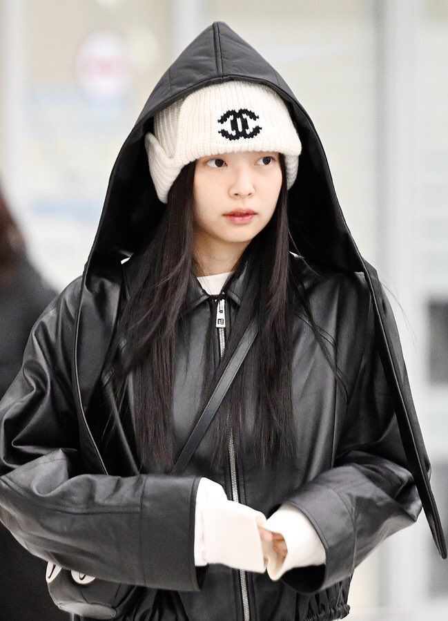 Jennie chứng minh chỉ cần một chiếc nón len đơn giản cũng đủ để phá cách và tôn lên thần thái cuốn hút. Ảnh: internet.