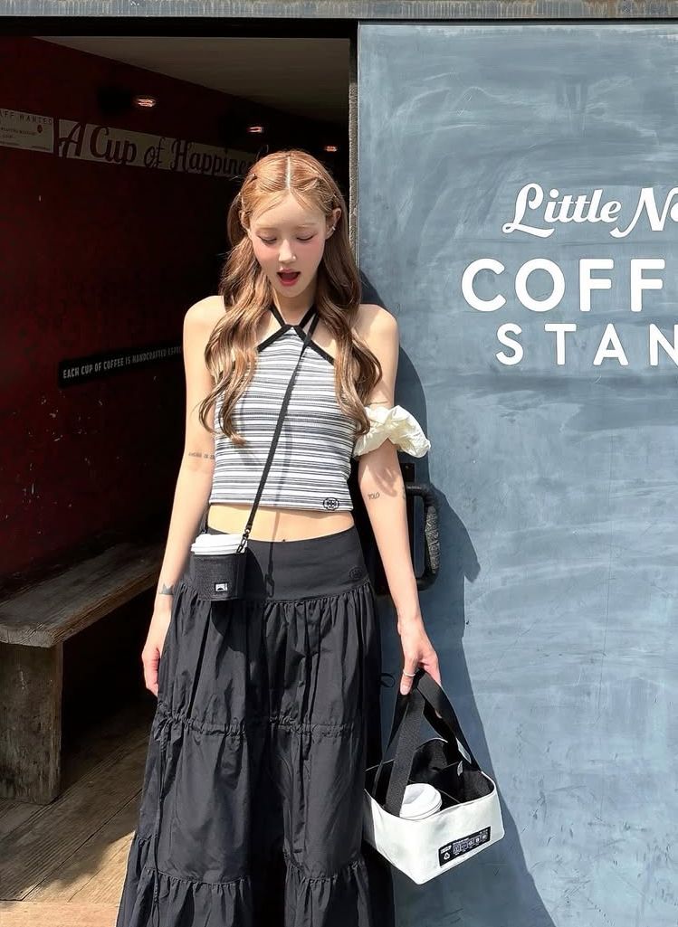 Dù là phong cách retro, sporty hay feminine, chỉ cần một chiếc áo kẻ sọc là bạn đã có ngay outfit chuẩn Hàn – vừa trẻ trung vừa có gu. Ảnh: internet.
