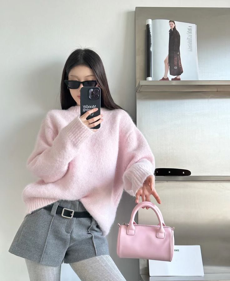 Kết hợp trang phục màu xám với những item khác đẹp lại một outfit hoàn chỉnh và đẹp mắt. Ảnh: internet.