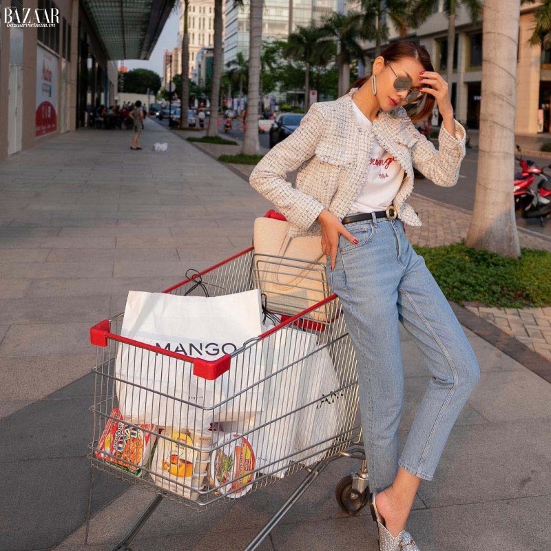 Ngắm siêu mẫu Thanh Hằng biến hóa phong cách thời trang trong bộ sưu tập Xuân Hè 2019 của thương hiệu thời trang Mango. Ảnh: bazaarvietnam.vn.