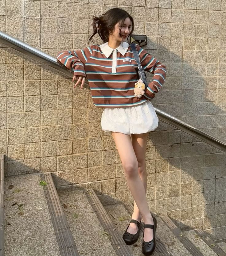 Dù là phong cách retro, sporty hay feminine, chỉ cần một chiếc áo kẻ sọc là bạn đã có ngay outfit chuẩn Hàn – vừa trẻ trung vừa có gu. Ảnh: internet.