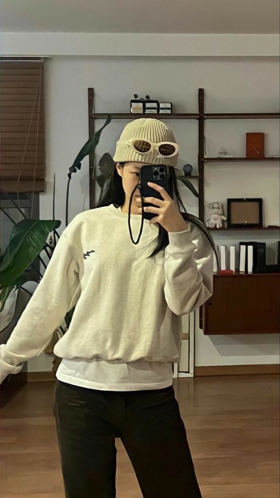 Outfit đời thường của Jennie trở nên dễ thương hơn hẳn nhờ điểm nhấn là chiếc nón len xinh xắn. Ảnh: internet.
