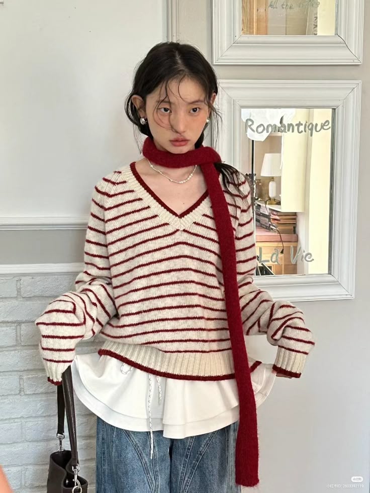 Nếu bạn yêu thích phong cách đáng yêu, hãy thử outfit áo len sọc. Ảnh: internet.
