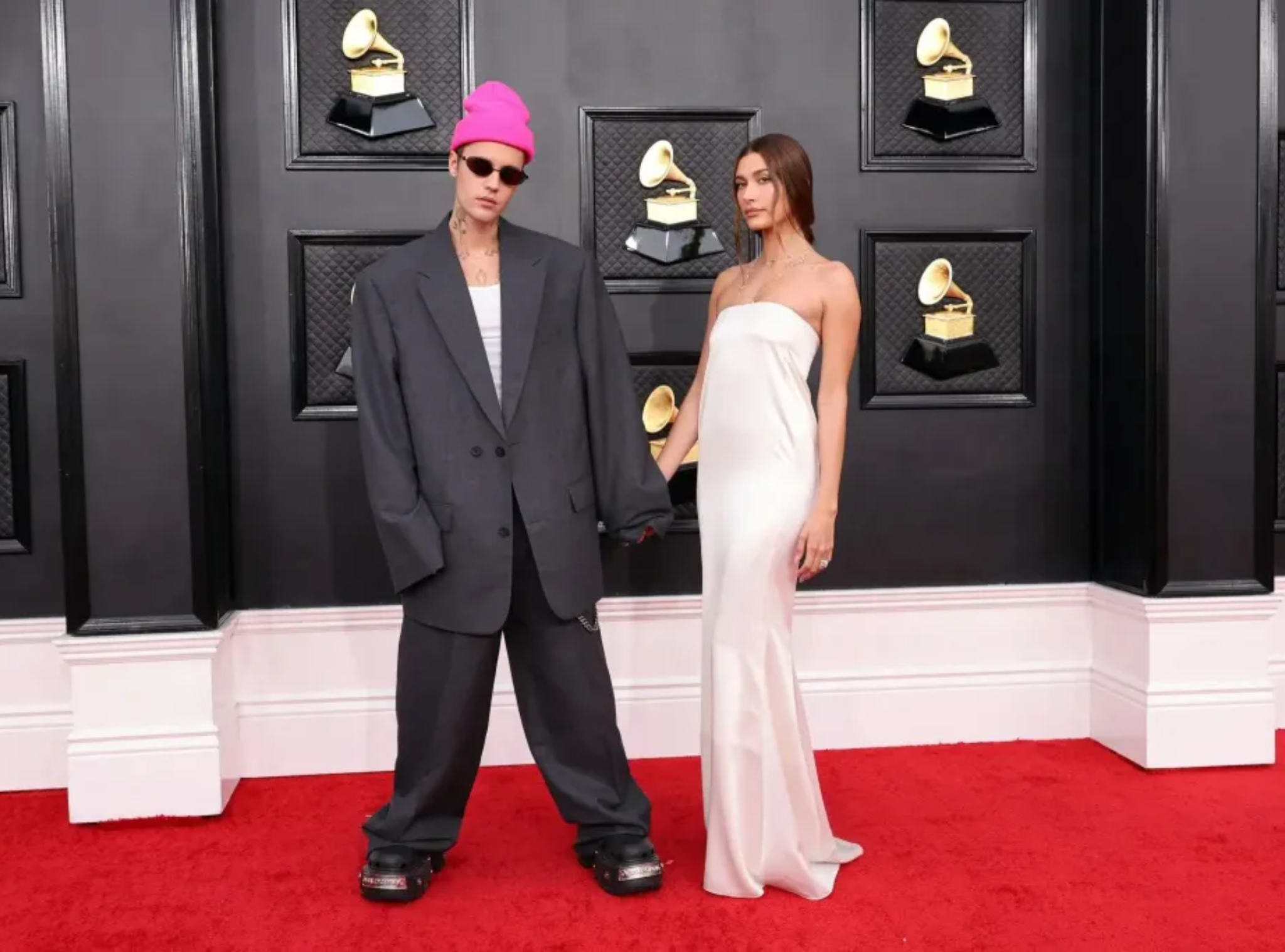 Xu hướng đồ đôi "lệch chuẩn" từ vợ chồng Justin và Hailey Bieber