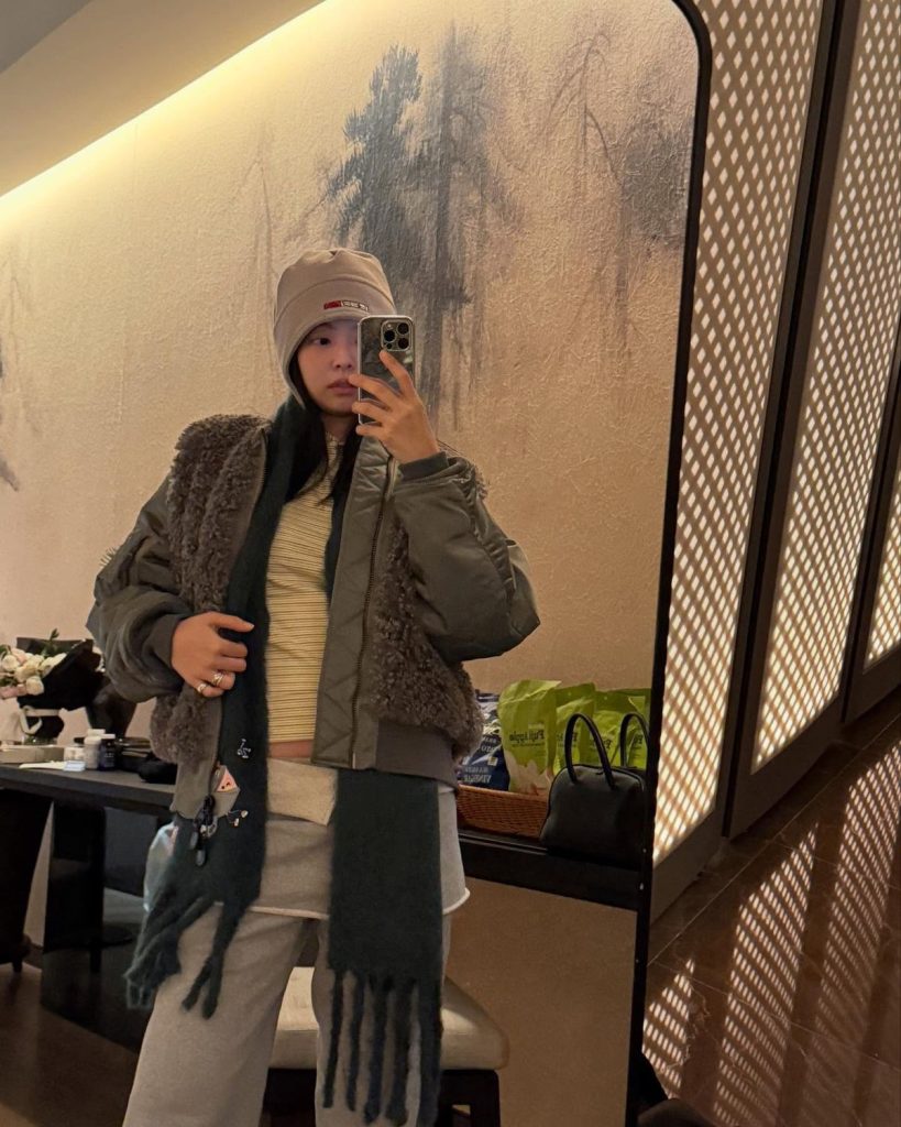 Từ streetstyle năng động đến style nhẹ nhàng, Jennie luôn khéo léo kết hợp nón len để hoàn thiện bộ đồ một cách tinh tế. Ảnh: internet.