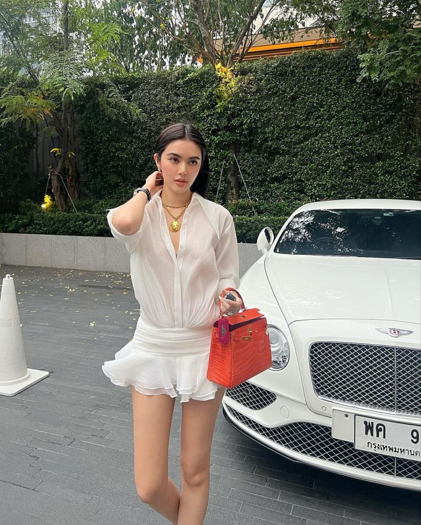 Áo sơ mi trắng phối chân váy ngắn giúp cân bằng giữa sự thanh lịch và nét cá tính của phong cách hiện đại. Ảnh: internet.