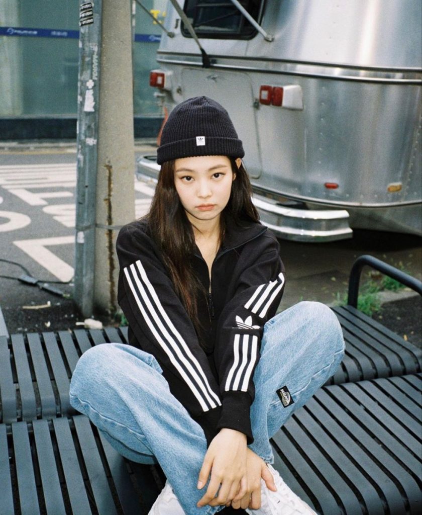 Từ streetstyle năng động đến style nhẹ nhàng, Jennie luôn khéo léo kết hợp nón len để hoàn thiện bộ đồ một cách tinh tế. Ảnh: internet.