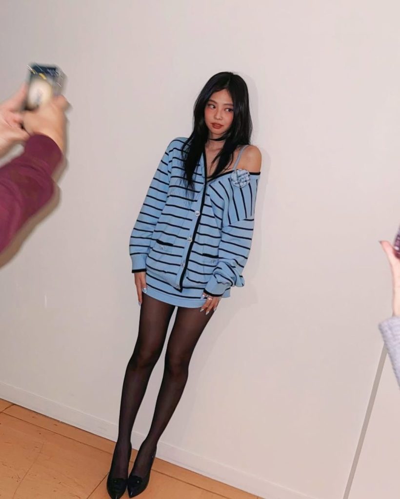 Jennie trong thiết kế áo kiểu sọc ngang đầy cá tính và nổi bật. Ảnh: instagram @jennierubyjane.