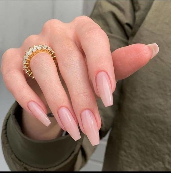 Tay gầy và khớp xương nổi hợp dáng ballerina nails. Ảnh: internet.