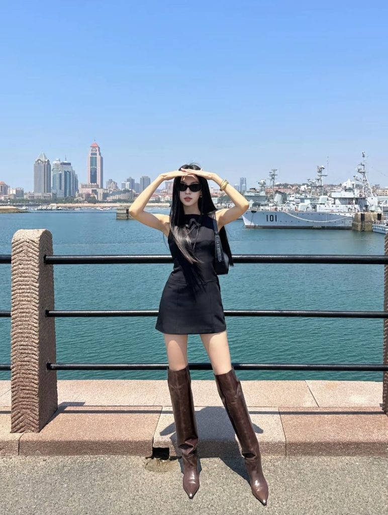 Set đầm ngắn và giày boots – vẻ đẹp mạnh mẽ, bí ẩn và quyến rũ đến khó cưỡng. Ảnh:internet.