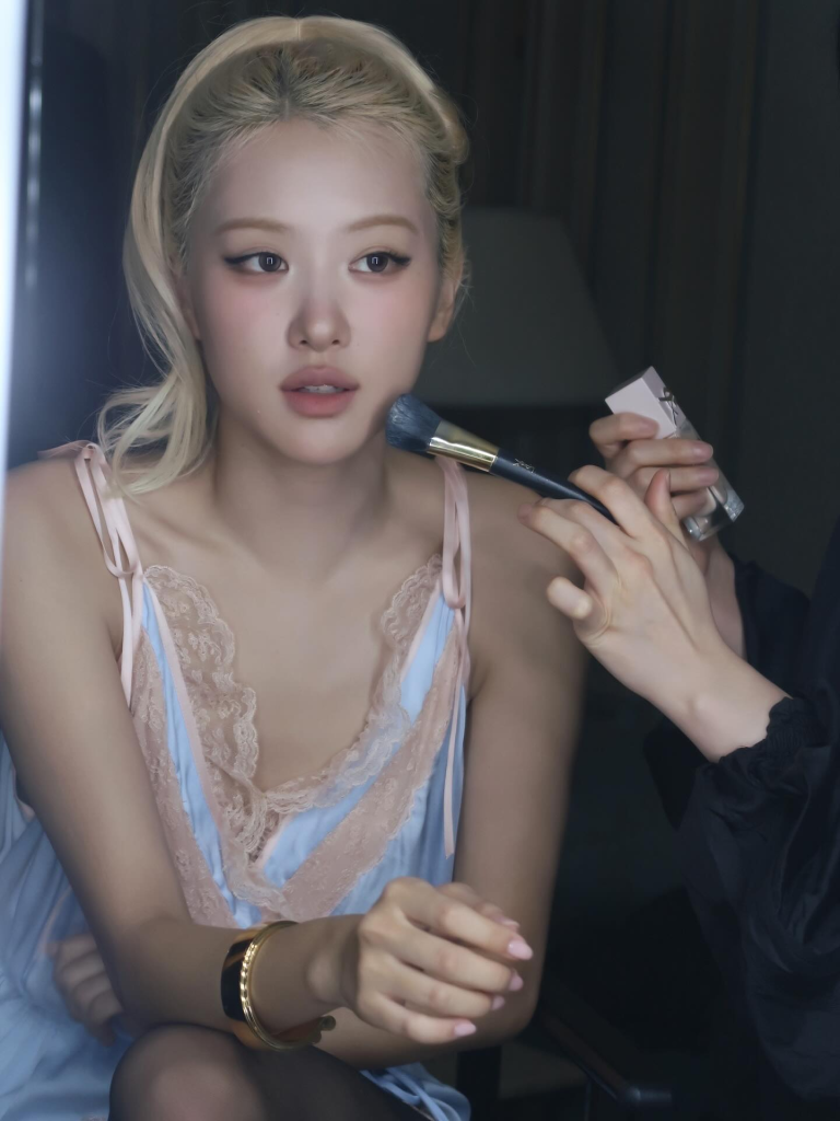 Giải mã cách ROSÉ diện áo ren chuẩn sang