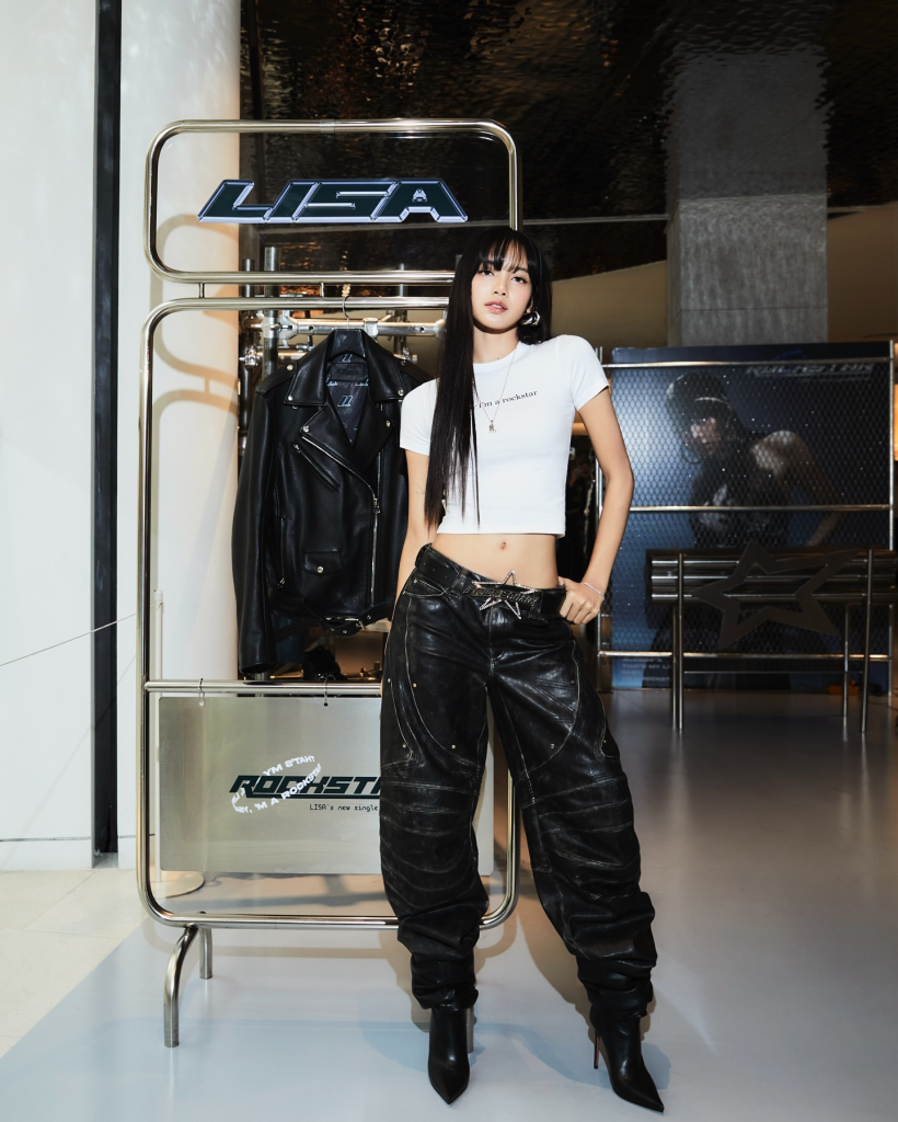 LISA (BLACKPINK) và niềm đam mê diện áo thun baby tee, mix&match kiểu gì cũng xinh