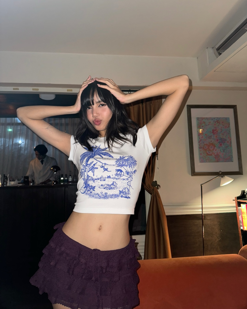 LISA (BLACKPINK) và niềm đam mê diện áo thun baby tee, mix&match kiểu gì cũng xinh