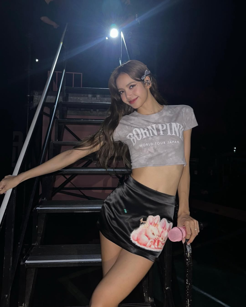 LISA (BLACKPINK) và niềm đam mê diện áo thun baby tee, mix&match kiểu gì cũng xinh