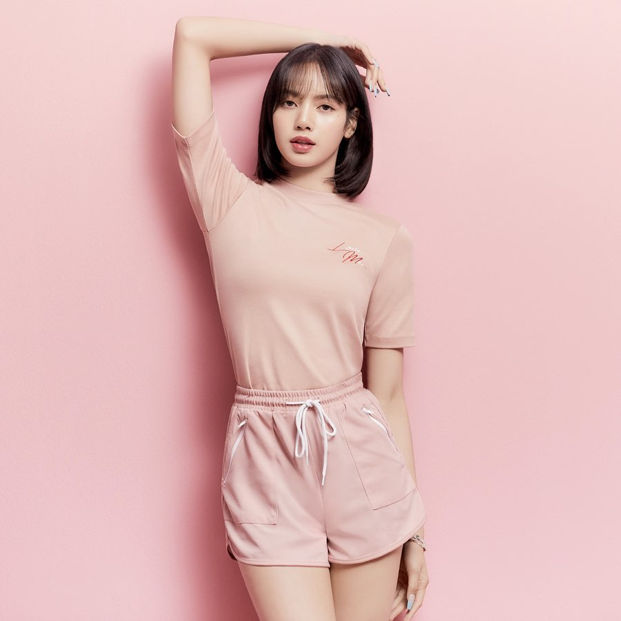 LISA (BLACKPINK) và niềm đam mê diện áo thun baby tee, mix&match kiểu gì cũng xinh