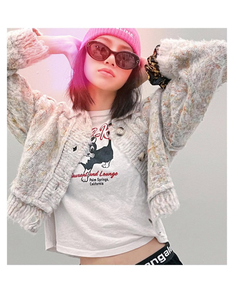 LISA (BLACKPINK) và niềm đam mê diện áo thun baby tee, mix&match kiểu gì cũng xinh