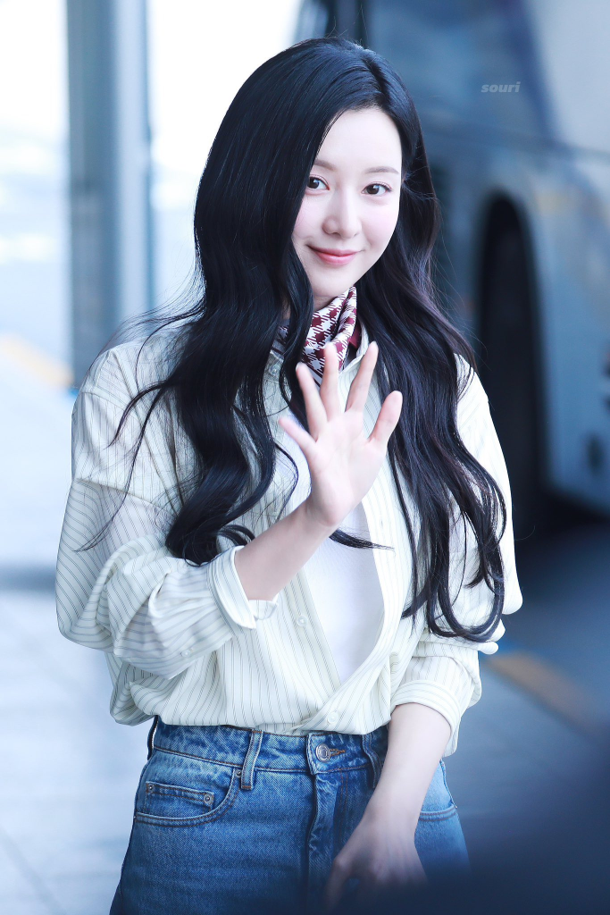 Những lần Kim Ji Won diện áo sơ mi đơn giản vẫn đủ gây thương nhớ