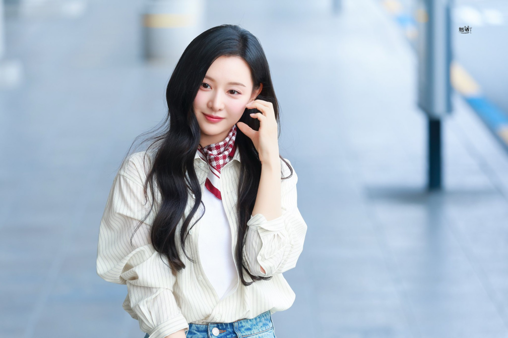 Những lần Kim Ji Won diện áo sơ mi đơn giản vẫn đủ gây thương nhớ