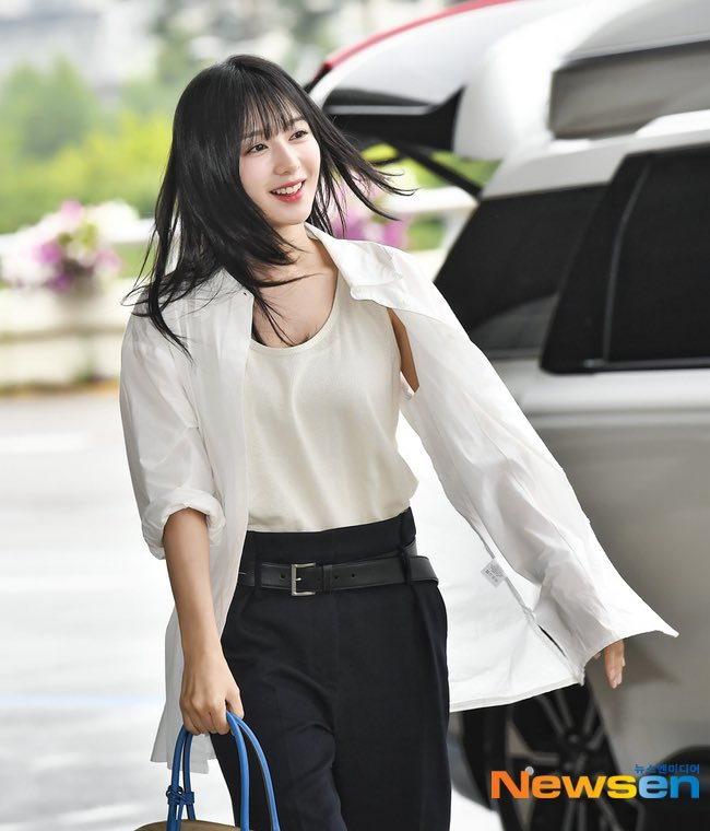 Những lần Kim Ji Won diện áo sơ mi đơn giản vẫn đủ gây thương nhớ