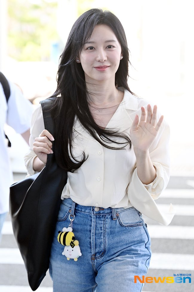 Những lần Kim Ji Won diện áo sơ mi đơn giản vẫn đủ gây thương nhớ