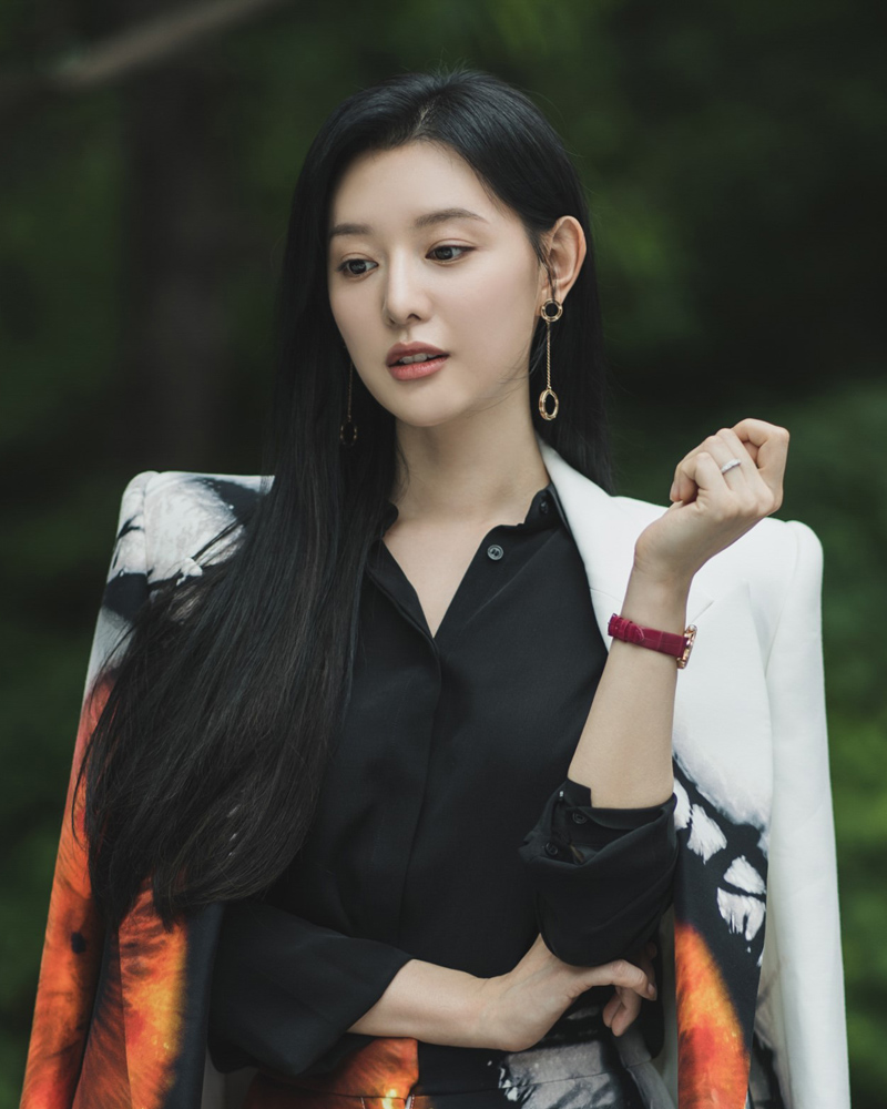 Những lần Kim Ji Won diện áo sơ mi đơn giản vẫn đủ gây thương nhớ