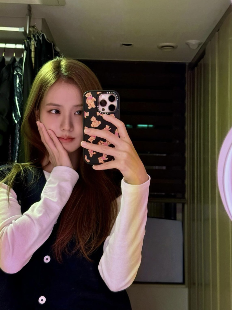JISOO (BLACKPINK) và cẩm nang thời trang thu đông cực xinh, dễ ứng dụng