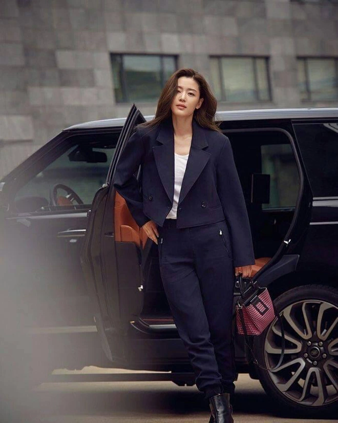 Học hội "tình đầu quốc dân" Hàn diện blazer đệm vai đẹp sang đáng ngưỡng mộ