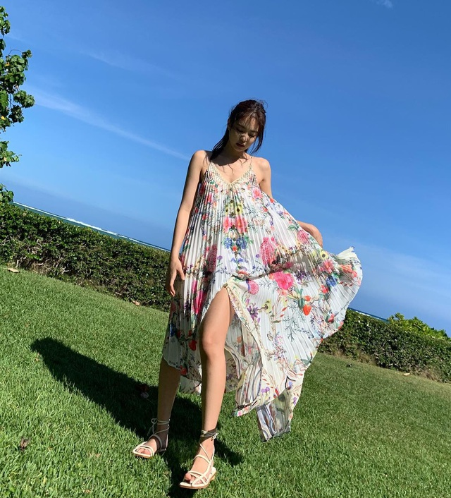 Muôn kiểu đầm hai dây giúp JENNIE luôn chuẩn slay, đẹp sang miễn bàn