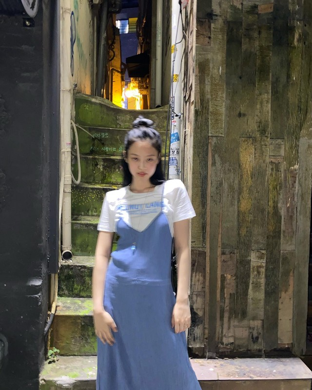 Muôn kiểu đầm hai dây giúp JENNIE luôn chuẩn slay, đẹp sang miễn bàn